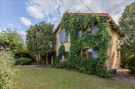 En retrait de la rue, entrée desservant séjour et salle à manger ayant gardé tout le charme de l'ancien avec cheminée, une grande cuisine dînatoire donnant sur une terrasse ensoleillée, une chambre donnant aussi sur la terrasse et salle d'eau avec wc. Maison 6p A Vendre A Le Perreux Sur Marne 03804