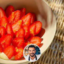 Salade De Fraises A La Fleur D Oranger Creme Legere Recette Salade De Fraises Recette Cyril Lignac Recette