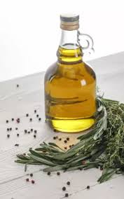 Conserver Les Herbes Dans L Huile D Olive En 2020 Huile D Olive Herbe Fruits Et Legumes