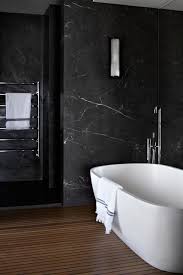 Unsere duschplatten (aus epoxidharz) gibt es in unterschiedlichen designs. Moderne Bader In Schwarz Badezimmer Mit Parkett Und Marmorfliesen Modernes Badezimmer Bad Fliesen Designs Schwarzes Badezimmer