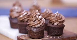 Twistez Votre Classique Moelleux Au Chocolat En Y Ajoutant Une Creme Au Chocolat Et Au Beurre Recette Moelleux Chocolat Moelleux Au Chocolat Creme Au Chocolat