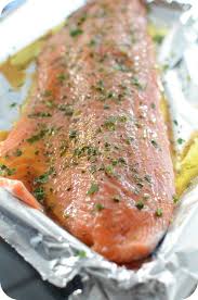 A Chaque Fois Que Je Tombe Sur Du Saumon Entier Chez Mon Poissonnier Je L Achete Sans Hesitation A La Mai Recettes De Cuisine Recette Saumon Cuisine Poisson