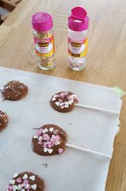 Diy Des Sucettes En Chocolat Avec Les Enfants Gouter Anniversaire Sucette Chocolat Sucette