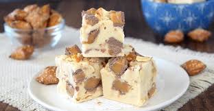Decadent Fudge Au Chocolat Blanc Caramel Et Pretzel Desserts Ma Fourchette Desserts Fudge Decadent