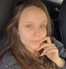 Sua carreira ganhou destaque ainda quando criança, fez novelas, filmes, participou de peças teatrais e com pouca idade já conquistava. Larissa Manoela Lamenta Morte De Cao Que Dor No Coracao Emais Estadao
