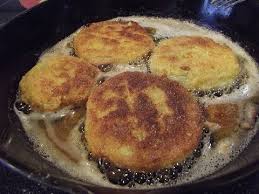 How To Make Fried Green Tomatoes The Hillbilly Kitchen Youtube Fried Green Tomatoes Heirloom Recipes Food Printables