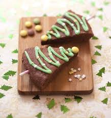 Un Gateau Au Chocolat Qui Prend Des Airs De Sapins De Noel Decoration Toute Simple Dessert Facile A Faire Avec V Pop Cakes Boules De Noel Recettes Noel Noel