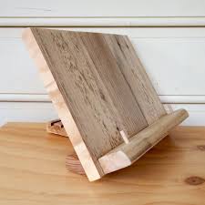 Ce Support De Livre Est Fabrique A Partir De Planches De Bois Recuperes Le Bois Est Recupere Prepare Nettoye Cookbook Stand Diy Cook Book Stand Book Stands