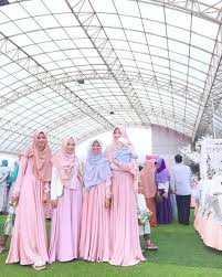 Aa gym mengumumkan kalau ia telah menikahi janda beranak tiga, alfarini eridani atau yang akrab disapa teh rini. Pin Di Dresses