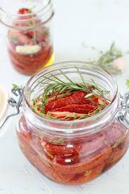 Tomates Confites Sechees Au Four Et Conservees Dans De L Huile D Olive Avec Des Herbes Aromatiques Et Des Epices Tomates Confites Recettes De Cuisine Tomates