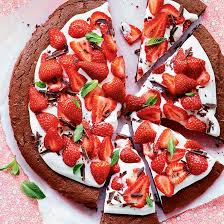 Recette De Biscuit Geant Au Chocolat Garniture Au Fromage Et Aux Fraises Coupdepouce Com Food Yummy Cookies Desserts