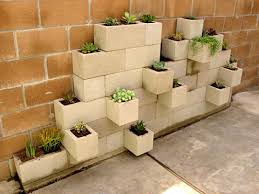 Tan sólo necesitaremos nuestra imaginación, un poco de paciencia y habilidad y podremos diseñar objetos útiles, funcionales y sobre. Una Jardinera Hecha Con Bloques De Hormigon