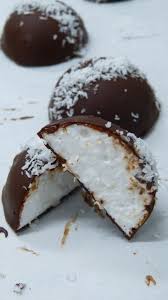 Petites Guimauves Noix De Coco Enrobees De Chocolat Recette Noix De Coco Recette Bonbon Recette Gateau Noel