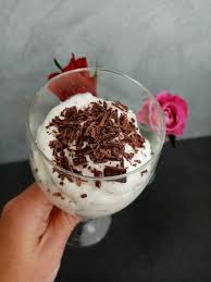 Mousse Au Chocolat Blanc Stracciatella De Cyril Lignac Dans Tous En Cuisine Mes Meilleures Recettes Faciles Mousse Chocolat Blanc Mousse Au Chocolat Chocolat Blanc
