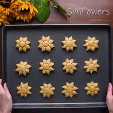 Cookies Decorating Hacks Cookietips Creative Ideas About Coolies Decorating Cookie Decorating Food Decoration Food Crafts