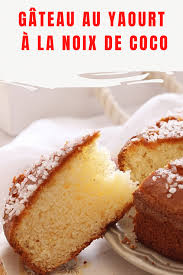 Un Gateau Au Yaourt A La Noix De Coco Sans Gluten Recouvert De Confiture Et De Grain De Sucre En 2020 Yaourt A La Noix De Coco Gateau Yaourt Recette