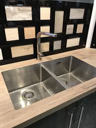 Evier Inox Integre Dans Un Plan De Travail En Stratifie Stratagem Evier Cuisine Evier Cuisine Inox Agencement Cuisine