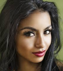 Les Peaux Mattes Et La Teinte Olive C Est Exotique Hair Color For Brown Eyes Hair Color For Dark Skin Olive Skin