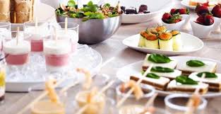 Utilisez des bols colorés, et des verrines transparentes, ainsi que des. 5 Idees Deco Pour Un Aperitif Dinatoire M6 Deco Fr