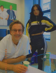 A female specimen with dental issues and requires sharp braces and/or plates. Famke Louise Houdt Woord En Brengt Een Bezoek Aan Diederik Gommers In Het Erasmus Medisch Centrum Show Ad Nl
