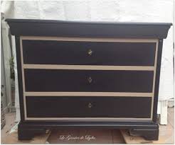 Les 5 grands tiroirs, ainsi que celui camouflé sous le cadre du plateau supérieur, offrent une indiscutable fonctionnalité. Transformation D Une Classique Commode Louis Philippe En Merisier L Objectif Lui Donner Un Style Plus Mobilier De Salon Relooking Meuble Commode Rustique
