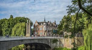 Op de binnendieze in een bootje onder de huizen door. Bossche Suites Stationsweg Den Bosch 9 4 10 Updated 2021 Prices