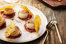 Recette De Saint Jacques Poelees Chorizo Et Tuile Au Gruyere Aop Suisse Recette Recette St Jacques Recettes De Cuisine Recette De Plat