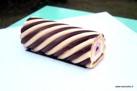 Elle Arrive La Buche 2016 Et Avec Du Peps Framboise Yuzu Framboise La Cuisine De Mercotte Macaron