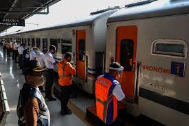 Berikut 6 Ketentuan Bagi Calon Penumpang Kereta Jarak Jauh Di Era New Normal Halaman All Kompas Com
