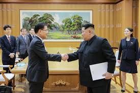 다만 후술하겠지만 정의용 역시 예비역 중위 출신이라1 김장수와 김관진처럼 (물론 사관학교 출신은 아니고) 같은 장교 출신이다. ì ìì© ìí¤ë°±ê³¼ ì°ë¦¬ ëª¨ë'ì ë°±ê³¼ì¬ì 