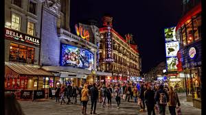 Leicester square is ook gebruikt als naam voor de directe omgeving, ongeveer overeenkomend met coventry street , cranbourn street , charing cross road en st martin's street. Leicester Square London Youtube