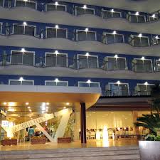 El hotel augustus es un establecimiento de 4 estrellas situado en primera línea de playa, entre las asimismo, el hotel augustus posee piscinas para adultos y niños, solárium y parque infantil. Hotel Augustus 4 Hrs Star Hotel In Cambrils Catalonia