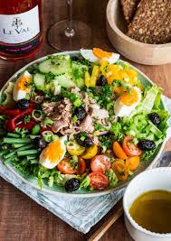 En Ete Rien Ne Vaut Une Salade Fraiche Avec Son Filet D Huile D Olive Bio Pour La Touche Parf Salade Nicoise Recette De Salade Composee Recettes De Cuisine