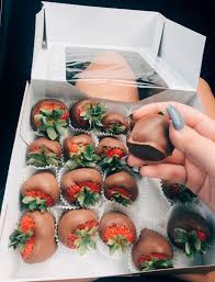 Fresas Cubiertas De Chocolate Amargo Pretty Food Aesthetic Food Food Goals