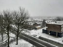 Vanuit de sneeuw steken grote betonblokken omhoog. D7cex Teq7 Fem