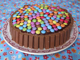 Gateau Au Chocolat Kit Kat Et Smarties Pour 8 Personnes Recettes Elle A Table Recette Gateau Smarties Gateau Au Chocolat Kit Kat Gateau Chocolat