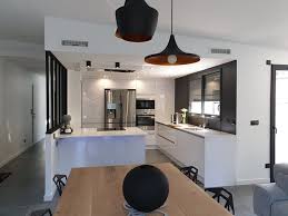 Cuisine Blanche Avec Ilot Et Verriere Cuisines Design Cuisine Blanche Cuisine Blanche Et Bois
