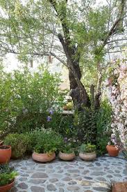 35 Lovely Mediterranean Garden Design Ideas For Your Backyard Garden Gardendesign Gardendes Greek Garden Mediterranean Garden Design Small Backyard Gardens