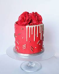 Layer Cake Vanille Fraise Et Framboise Gateau Vanille Creme Au Beurre Fraise Et Curd Aux Fraises En 2020 Fleurs Pate A Sucre Gateau A La Vanille Cake Design