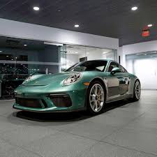 P O R S C H E U N I V E R S E On Instagram Quand Une Porsche Gt3 Va S Habiller Chez Aston Martin Et Piquer La Robe Racin Porsche Aston Martin Racing Green
