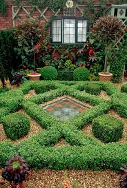 Pretty Little Boxwood Knot Garden With Tiled Centrepiece Parterre Garden Garden Design Tree Mulch