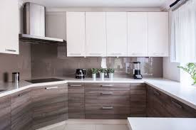 Les Meilleures Astuces De Grand Mere Pour Nettoyer Votre Cuisine Cuisine Equipee Moderne Meuble Cuisine Cuisine Moderne