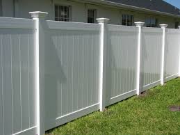 Classic White Vinyl Privacy Fence With Post Caps Mossy Oak Fence Company Orlando Melbourne Fl White Vinyl Fence Vinyl Privacy Fence Fence Design