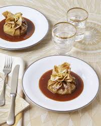Aumonieres De Crepes Pommes Sautees Sauce Caramel Au Beurre Sale Pour 4 Personnes Recettes Elle A Table Recette Alimentation Desserts A L Assiette Sauce Caramel