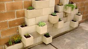 Macetas, jardineras ideas para el exterior y cómo hacerlo acogedor son temáticas en las que podemos ir pensando en estos meses. Una Jardinera Hecha Con Bloques De Hormigon