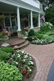 Pin By Joko Fatoni On Entrances Front Yard Landscaping Design Front Yard Landscaping Porch Landscaping