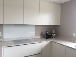 Cuisine Blanche Ouverte Design Espace Cuisson Hotte Cachee Avant Apres Renovation Totale Cuisines Design Credence Cuisine Blanche Cuisine Moderne