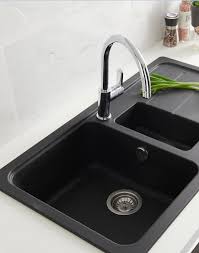 L Evier Noir C Est La Piece Tendance Pour Apporter De La Modernite A Une Cuisine On Ajoute Un Mitigeur Aux L Mitigeur Cuisine Evier Cuisine Cuisine Ikea Noire