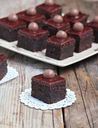 Un Peu De Chocolat Pour Changer Avec Ces Carres Moelleux A La Noisettes Et Au Cho Moelleux Chocolat Noisettes Gateau Oriental Sans Cuisson Moelleux Au Chocolat