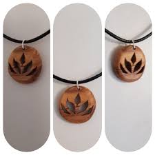 Pendentif Motus En Bois D Olivier Bijoux En Bois Bois D Olivier Bois Et Cuir